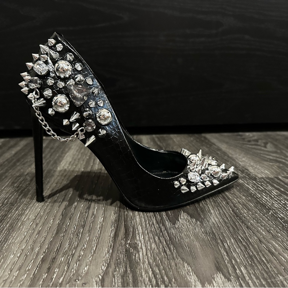 Steve Madden Veronicka studded pump.